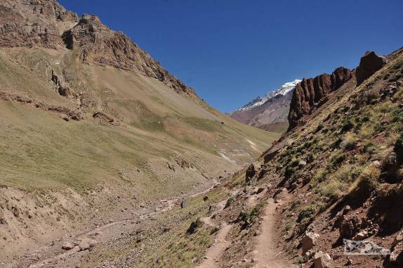 O vale do rio Horcones com o Aconcágua ao fundo, na nossa caminhada de despedida no parque, na região de Mendoza, oeste da Argentina
